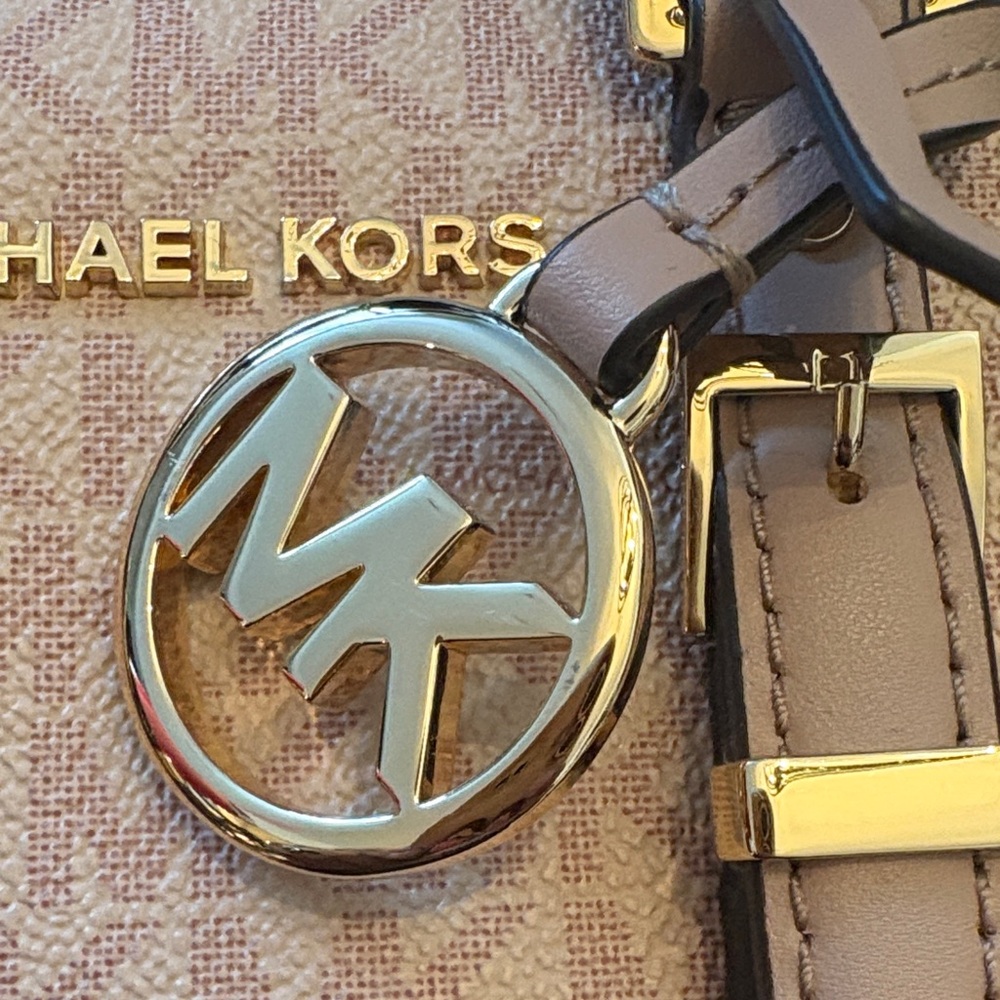 Michael Kors Blush Mini Bag with Gold Accents - Picture 5 of 9